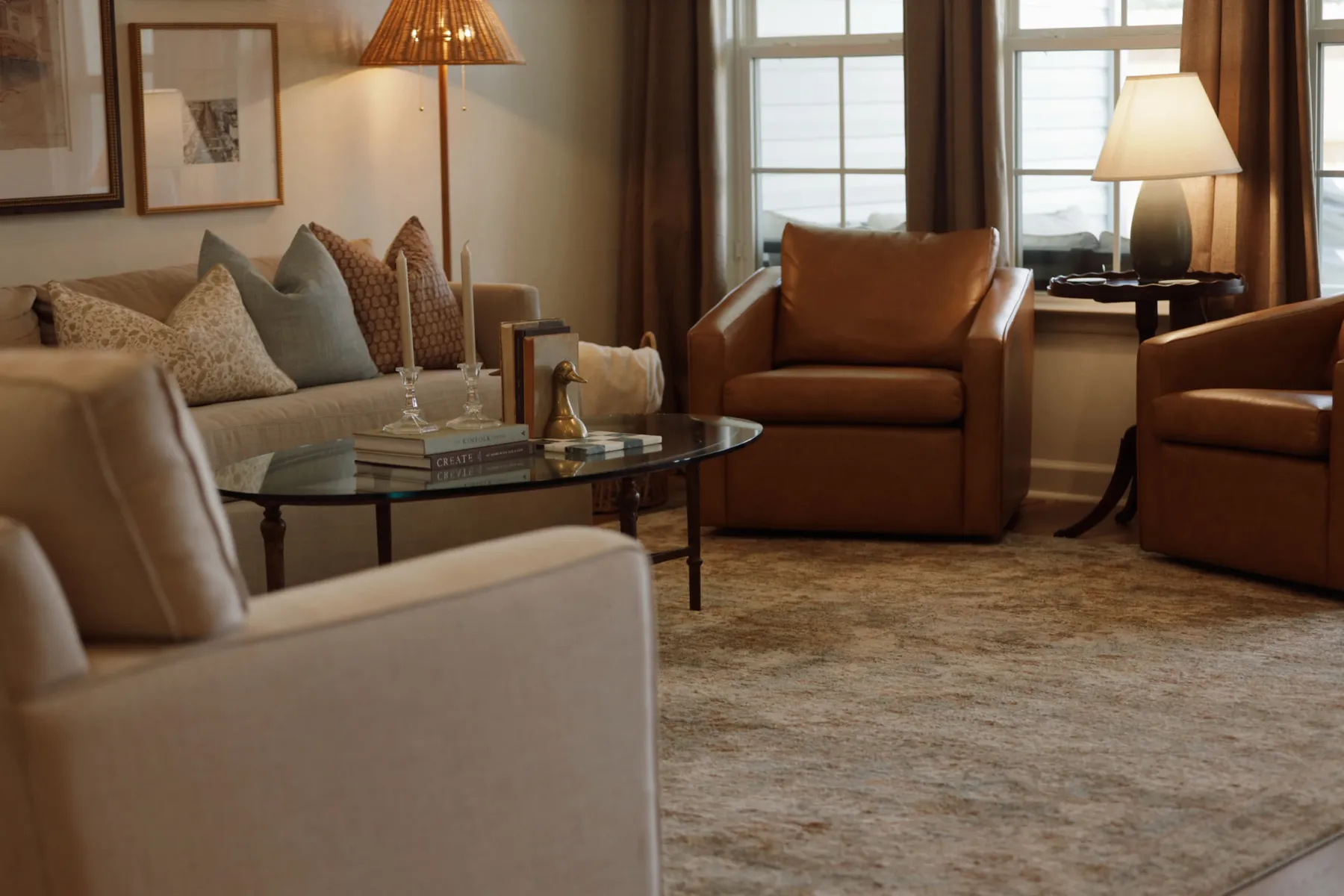 Living room with leather chairs, a glass coffee table and a soft wool rug